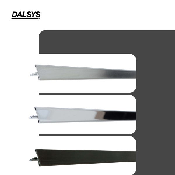 DALSYS Logo. Drei verschiedene Fliesenprofile aus Edelstahl in unterschiedlichen Oberflächenausführungen.