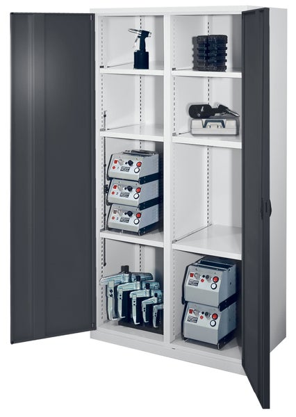 Stahlschrank mit Regalen und Werkzeugen