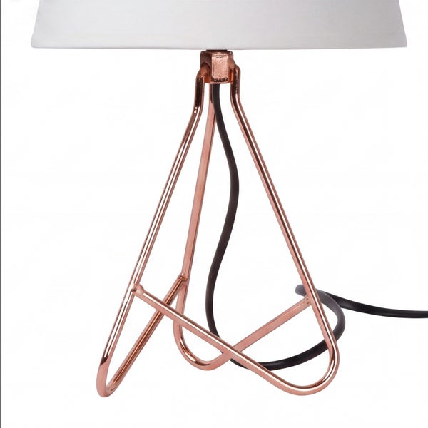 Tischleuchte mit modernem, geometrischem Metallgestell und Lampenschirm