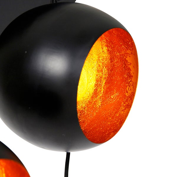 Detailaufnahme einer Kugel-Deckenleuchte mit Innenseite in Blattgoldoptik