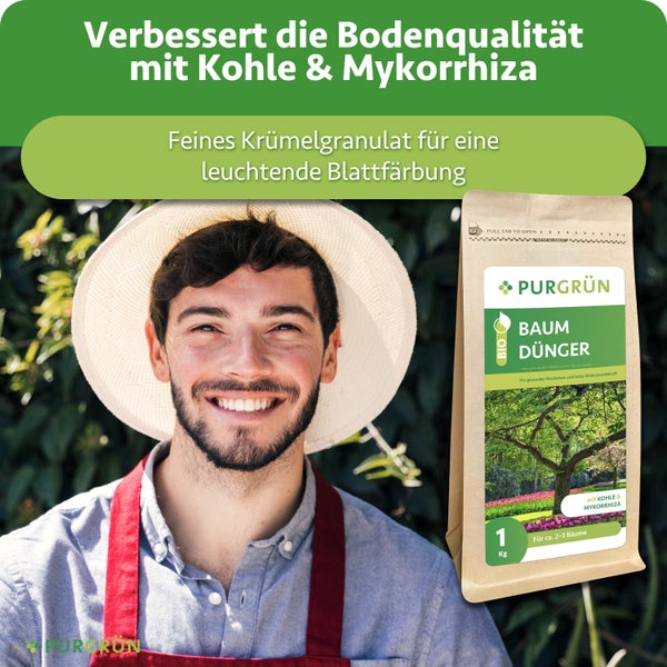 Ein glücklicher Gärtner mit Hut neben einem Pack Purgrün Bio Baumdünger mit Kohle und Mykorrhiza für gesunden Baumwuchs.