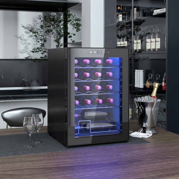 Schwarzer Weinkühlschrank mit Glastür und blauer Innenbeleuchtung auf einem Holztisch in einer modern eingerichteten Küche.