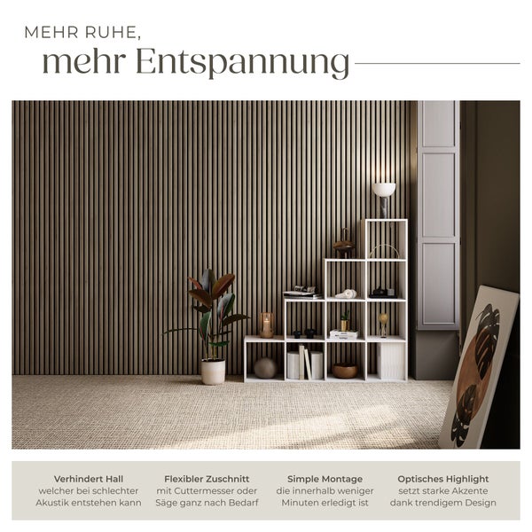 Wohnraum mit Akustikpaneelen an der Wand, weißem Regal und Zimmerpflanze für mehr Ruhe und Entspannung.