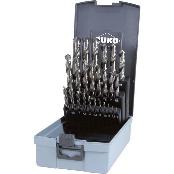 Ruko Logo. Metallspiralbohrer-Set in verschiedenen Größen von 1 bis 13 Millimeter in einer offenen grauen Kunststoffkassette.