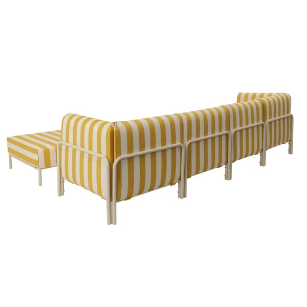 Gelb-weiß gestreiftes modulares Garten-Loungesofa mit hellem Metallgestell, bestehend aus mehreren Modulen und einem Hocker.