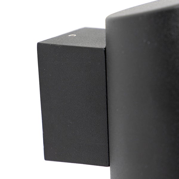 Nahaufnahme einer schwarzen Außenwandleuchte mit matter Oberfläche und rechteckiger Wandhalterung.