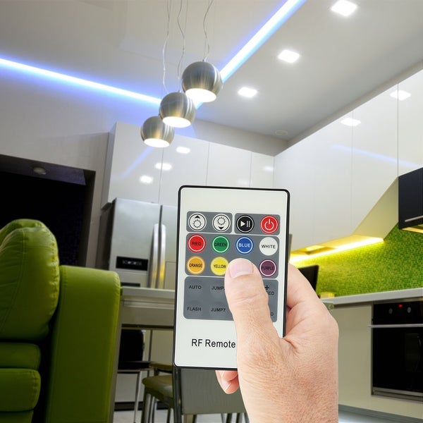 Bedienung einer LED Beleuchtung mit einer Fernbedienung in einem Wohnraum.