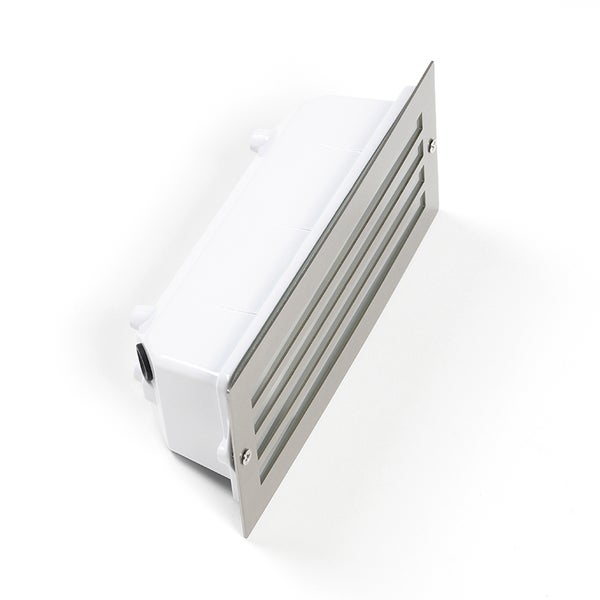 Rechteckige Wandeinbauleuchte mit Edelstahl-Lamellenfront und weißem Kunststoffgehäuse.