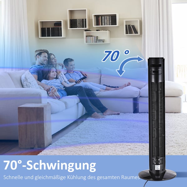 Turmventilator in einem hellen Wohnzimmer mit 70 Grad Schwingungsfunktion zur Kühlung einer Familie auf dem Sofa.