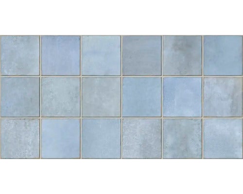 Quadratische Wand- und Bodenfliesen in Blau- und Grautönen mit strukturierter, rustikaler Oberfläche.