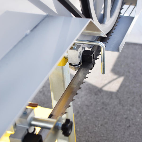 Detailansicht einer Bandsäge mit Sägeblattführung