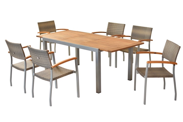 Gartenmöbel-Set bestehend aus einem rechteckigen Tisch mit Holzplatte und sechs Stühlen mit Polyrattan-Geflecht und Holz-Armlehnen.