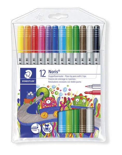 Szene im Freien mit Sofas, Tisch und rechteckigem Teppich