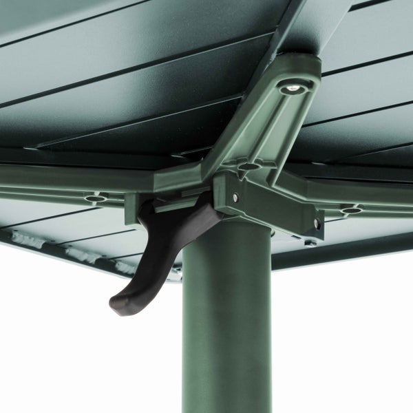Detailansicht der Unterseite eines Gartentischs mit Klappmechanismus und Hebel für die Tischplatte.