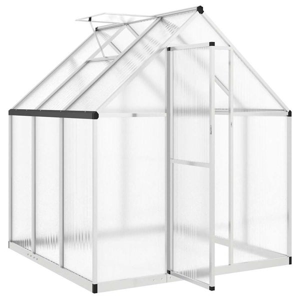 Gewächshaus aus Polycarbonat mit Gartenwerkzeugen im Garten