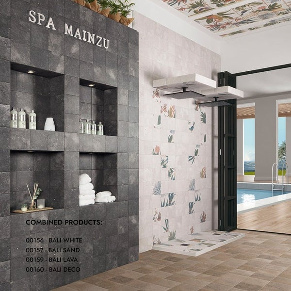 Modernes Badezimmer mit gefliesten Wänden, Duschbereich und integrierten Wandnischen zur Aufbewahrung von Badaccessoires und Handtüchern.