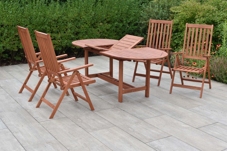 Gartensitzgruppe mit Ausziehtisch und Klappstühlen auf einer Terrasse