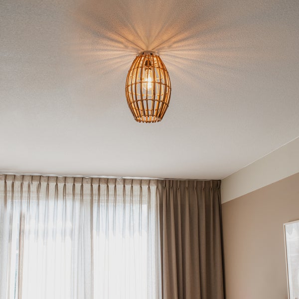 Deckenleuchte aus Holz mit dekorativem Lichteffekt