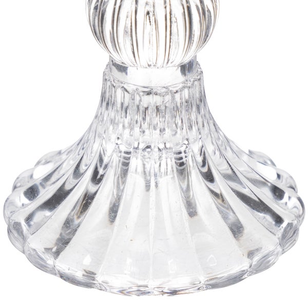 Gerippter Fuß eines Kerzenhalters aus Glas.