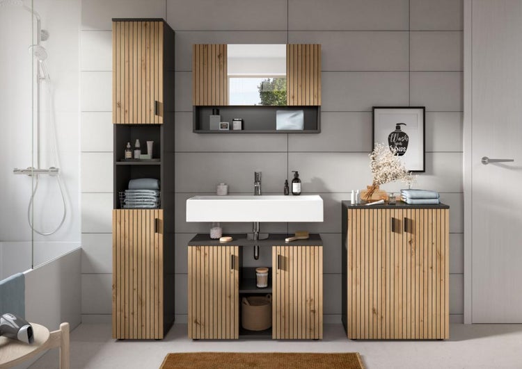 Modernes Badezimmer-Set in Holzlamellen-Optik bestehend aus Waschbeckenunterschrank, Spiegelschrank, Hochschrank und Beistellschrank.