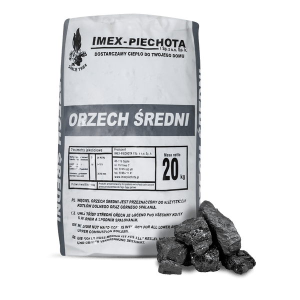 Eine Holzpalette mit einem großen Kartonbehälter, der mit mehreren weißen Säcken gefüllt ist. Hornbach Logo.