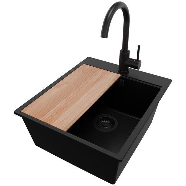 Spüle aus Granit mit Schneidebrett und Wasserhahn