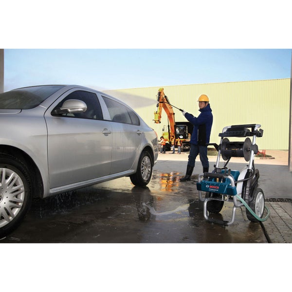 Zahnbürstenhalter aus Kunststoff und Holz mit den Maßen 8,5 cm Höhe, 12,8 cm Länge und 5,6 cm Breite