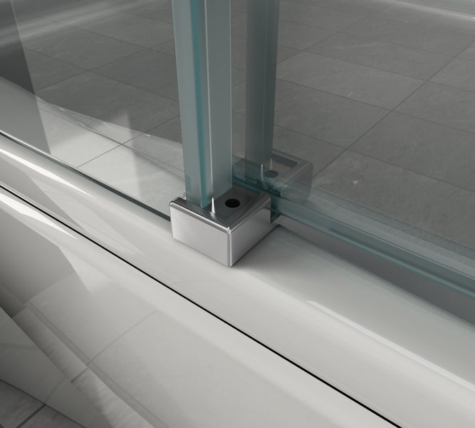 Detailansicht einer Duschkabine mit silberfarbenen Halterungen und Glaswänden