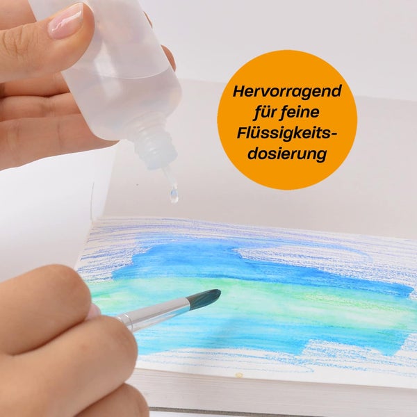 Dosierflasche für feine Flüssigkeitsdosierung beim Malen mit einem Pinsel auf Papier.