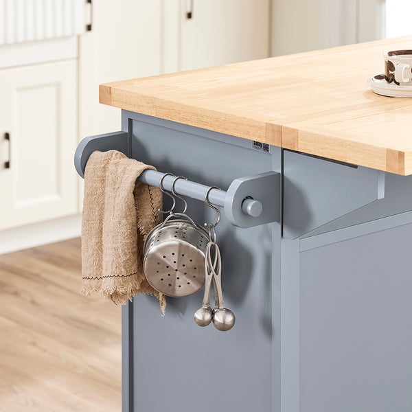 Kücheninsel mit Handtuch, Sieb und Messlöffeln