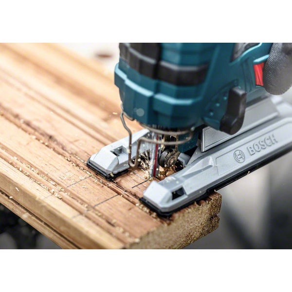 Pendelhubstichsäge im Einsatz beim Sägen von Holz mit Bosch Logo