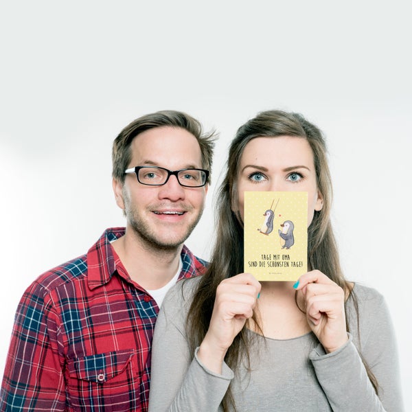 Mr. & Mrs. Panda Postkarte Pinguin Oma schaukeln - Gelb Pastell
