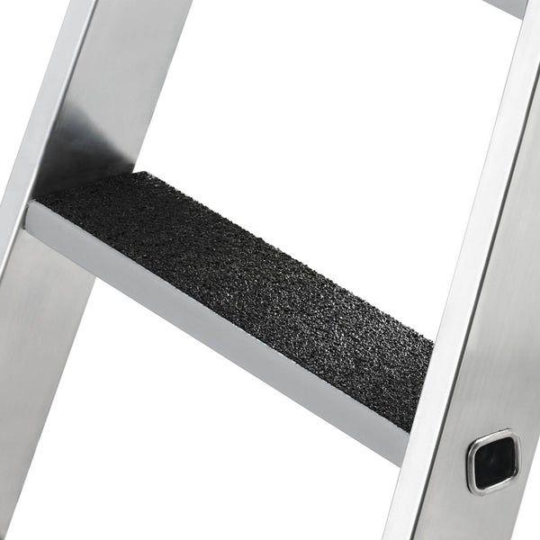 Detailansicht einer Aluminiumleiter mit rutschfester Trittstufe.