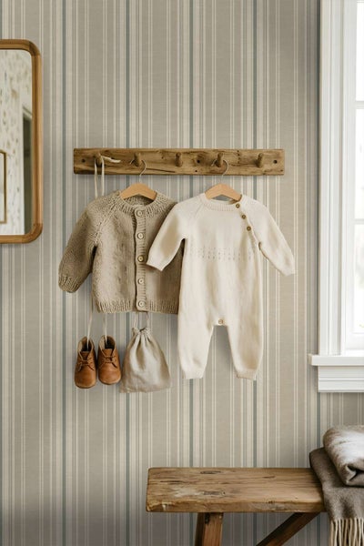 Vlies Tapete mit klassischem Streifenmuster im rustikalen Stil für ein Kinderzimmer mit einer Holzgarderobe und Babykleidung an der Wand