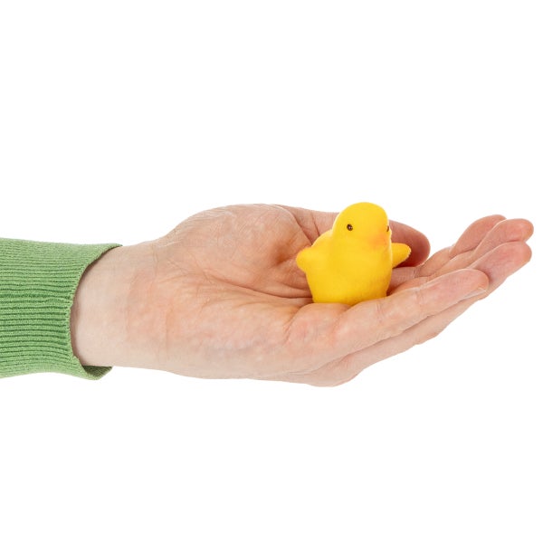 Gelbes Küken in einer Hand