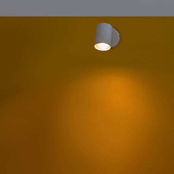 Weiße Wandleuchte beleuchtet eine Wand