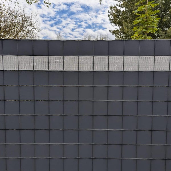 Gartenzaun mit blickdichten und perforierten Elementen