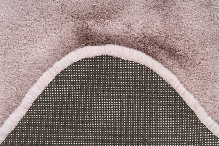 Weicher Kunstfell-Teppich mit rutschhemmender Unterseite mit Noppenstruktur.