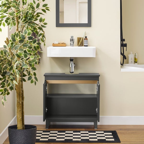 Badezimmer mit Waschbecken, Unterschrank mit offenen Türen, Spiegel und Zimmerpflanze