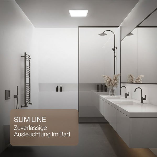 Quadratisches weißes LED-Panel Slim Line an der Decke eines modern eingerichteten, hellen Büros mit Schreibtisch und Computer.