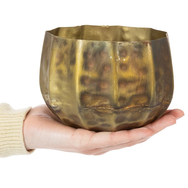 Dekorative Metallschale mit gehämmerter Oberfläche und Antik-Finish, zur Größenveranschaulichung in einer Hand gehalten.