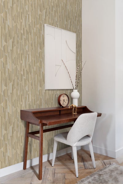 Szene mit einer dunklen Holzkonsole, einer Dekoration und einer gemusterten Tapete
