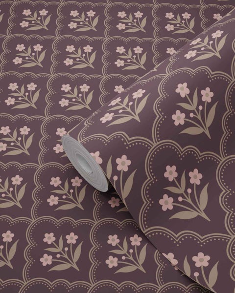 Tapete mit Blumenmuster in geschwungenen Rahmen, Tapetenrolle mit floralem Motiv.