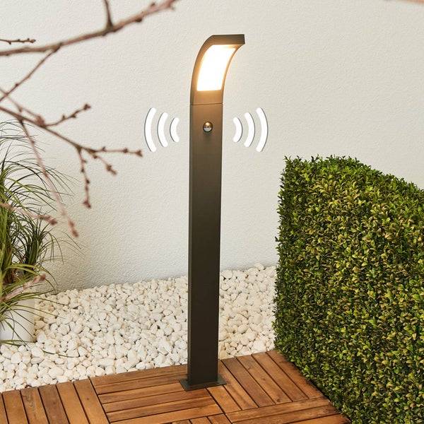 Lucande LED Außenleuchte Juvia mit Bewegungsmelder (spritzwassergeschützt (Modern) in Schwarz aus Aluminium (1 flammig, ) - Wegeleuchte Pollerleuchte Wegelampe Sockelleuchte