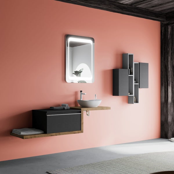 Modernes Badezimmer mit Holz-Waschtisch, rundem Aufsatzwaschbecken, beleuchtetem LED-Spiegel und grauen Hängeschränken an einer lachsfarbenen Wand.