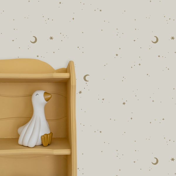 Szene mit einem Regal und einer Dekofigur in Form einer Gans