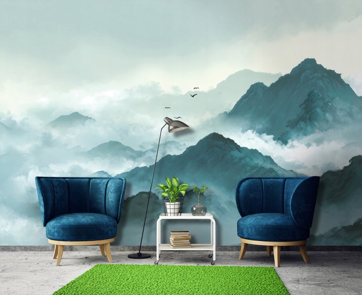 Wohnzimmer mit zwei Sesseln, Teppich, Beistelltisch und Bergtapete