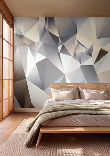 Helles Schlafzimmer mit geometrischer Fototapete und Holzbett