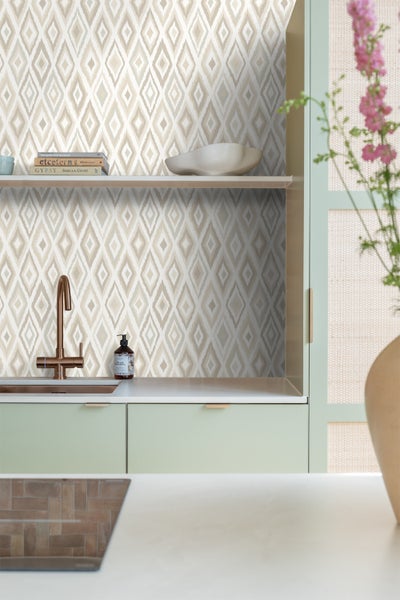 Küchenszene mit gemusterter Tapete, Spüle und Schrank