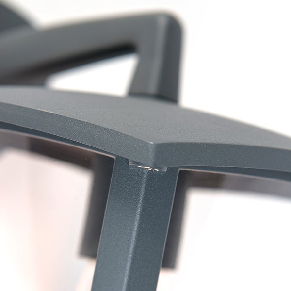 Detailansicht des anthrazitfarbenen Rahmens einer Außenleuchte.